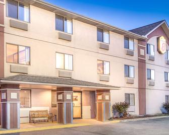 Super 8 by Wyndham Wheeling - Wheeling - Building