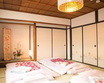 Guesthouse Hana Nishijin - Kyōto - Schlafzimmer