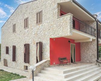 Stunning Home In Cansano With 3 Bedrooms And Wifi - Cansano - Building
