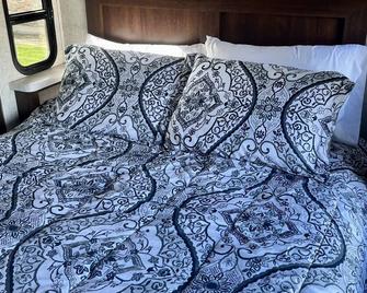 Enjoy a Taste of Ultimate Freedom in this Clean, Comfy, Cozy 31’ RV! - Kennewick - Bedroom