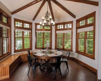 Flat with barbeque & garden | Lake view - Three Lakes - Dining room