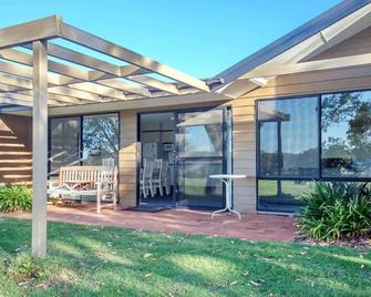 Horizons Retreat - Salamander Bay - Innenhof