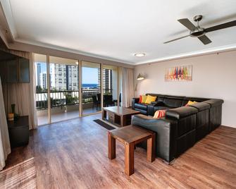 Contessa Holiday Apartments - Main Beach - Living room