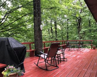 Secluded, cozy and affordable! Beautiful setting in the woods - Jamaica - Balcony