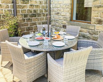 4 bedroom accommodation in Hainworth, near Keighley - Haworth - Patio
