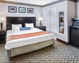 Howard Johnson by Wyndham Lenox - לנוקס - חדר שינה