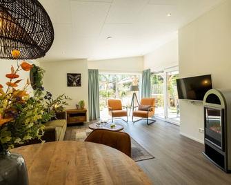 Enjoy the peace and nature from the Jacuzzi - Wekerom