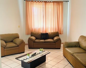 Casa Baraka, Casa Vacacional en Mazatlán cerca de Malecón, Centro Histórico y Playa - Mazatlán - Living room