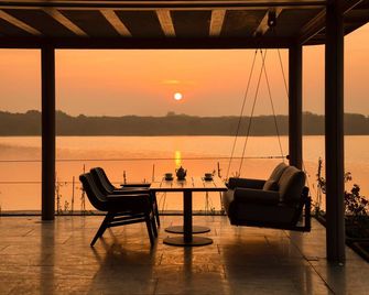 Raas Chhatrasagar - Nīmāj - Balcón