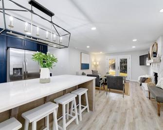 Gorgeous, Updated 3 Bed Downtown Eagle Home - Eagle - Dining room