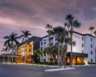 Courtyard by Marriott Naples - Naples - Gebäude