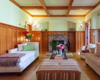 Beautiful, cozy & very clean 3BR in Posh Kitsilano, a must! - Vancouver - Sala de estar