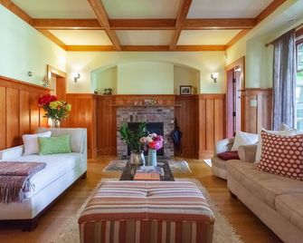 Beautiful, Quiet 3br in Posh Kitsilano - ונקובר - סלון