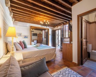 Saint Artemios Hotel And Oriental Suites - Rodas - Habitación