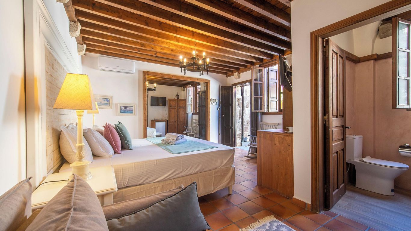 Saint Artemios Hotel And Oriental Suites