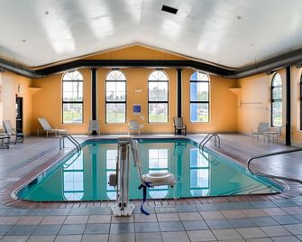 Motel 6-Richmond, In - Richmond - Piscina