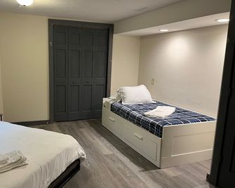 Unique Octagon Ski Lodge in heart of Rib Mountain State Park with hot tub - Wausau - Soveværelse