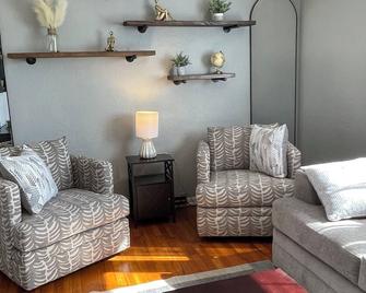 Charming 3 Bedroom House away from it all but Close to everything - Odessa - Sala de estar