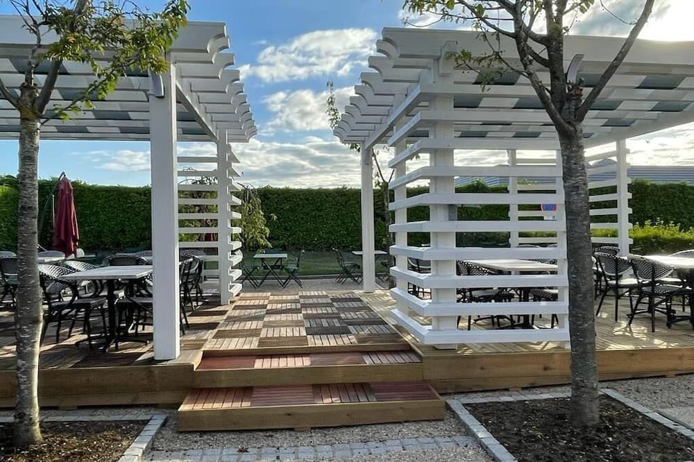 Brit Hotel La Bonne Etape - Evreux - Patio