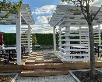 Brit Hotel La Bonne Etape - Evreux - Patio