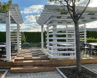 Brit Hotel La Bonne Etape - Evreux - Patio