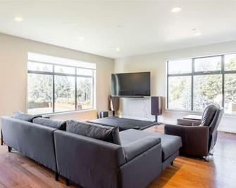 Ultra Luxe Lafayette Modern House Brand New - Lafayette - Living room