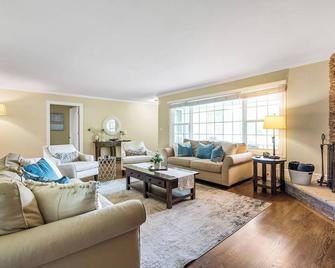 Charming Rancher, Close to Everything! - Joplin - Living room