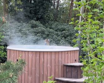 Located on the edge of the forest with enclosed garden - Wekerom