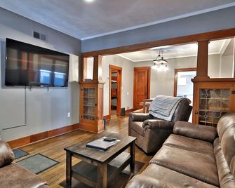 Early 1900s -The Bancroft Belle - Walking Distance to Zoo /CWS Fans - Omaha - Living room