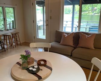 Waterside Cottage - Unique Setting and Experience - White Mountains, NH - Haverhill - Dining room