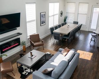 Exclusive Design Magazine Featured Contemporary Western Home - دالاس - غرفة معيشة