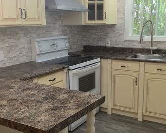 Executive apartment w/ free parking & WiFi - North Bay - Kitchen