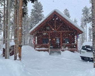 Amazing Cabin Just Above Downtown Winter Park. Private Hot Tub! - Winter Park - Building