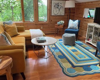 Close to Historic Downtown Stillwater on Bike Trail - Stillwater - Living room