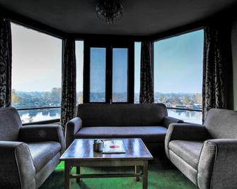 ويلكوم هوتل آت سريناجار - سريناجار - غرفة معيشة