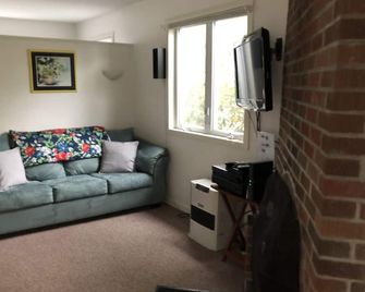 Little Loon Cottage and Beach on Webster Lake - Franklin - Living room