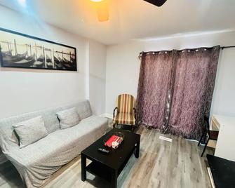 Luxury 1 Bedroom Basement Apartment with Fireplace & Free Parking minutes to YYZ - Брамптон - Вітальня