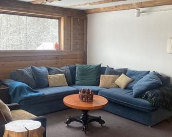 100+ Acres and Renovated Barn for Retreats, Small Weddings, Large Groups - Hardwick - Sala de estar