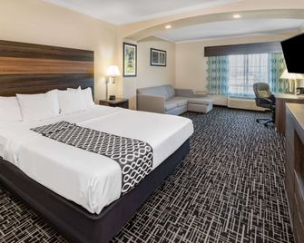 La Quinta Inn & Suites by Wyndham Garland Harbor Point - Garland - Ložnice