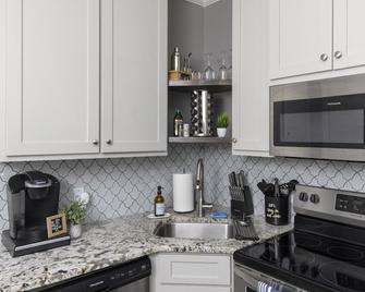 Little Rock Hideaway Cozy, Chic & Convenient - Little Rock - Kitchen