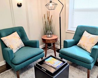 Cabin 03- Remodeled Cozy Rustic-Luxury W/ Kitchen - Glenwood Springs - Living room