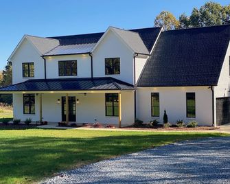 Elegant Countryside Modern Farmhouse - Reidsville - Edificio