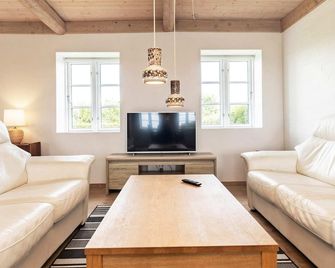 Bohemian Apartment in Faaborg near Sea - Faaborg - Living room