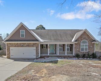 Spacious Family Gem in Sanford with playground and WiFi. Enjoy your stay! - Sanford - Gebäude