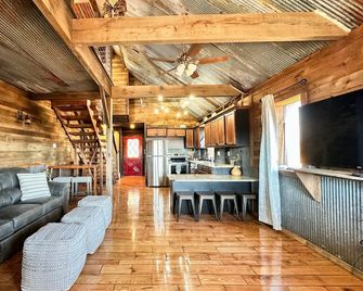 Private, rustic country home with hot tub, movie theater and a view - Pineville - Sala de estar