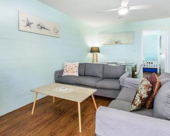 Charm and Comfort in this Ground floor unit with water views! Welsby Pde, Bongaree - Bongaree - Living room