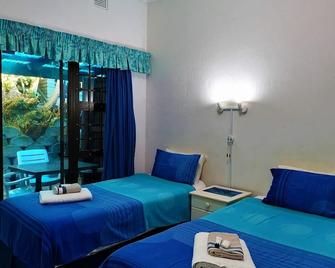 Boathouse Bed and Biscuit - Cabin - Margate - Bedroom