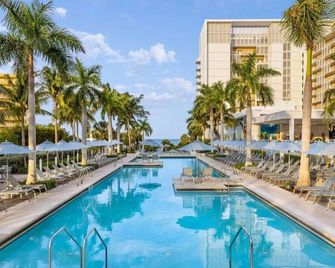 3/3 Crystal Shores Beachfront Resort & Spa,Hot Tub - Marco Island - Piscina
