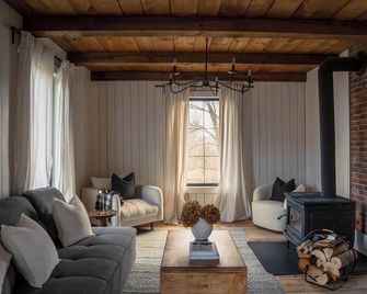 Modern farmhouse in the heart of wine country! - Grand Pré - Living room