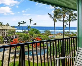 King Bed Pool Oceanview Room at Beachfront 4 Star Resort - Lihue - Balkong